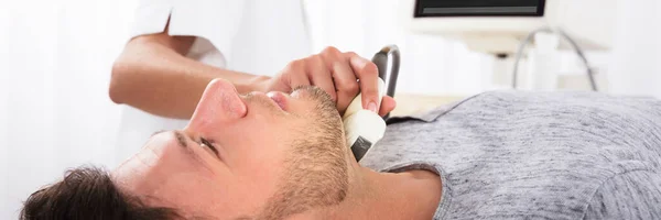 Dokter Memeriksa Thyroid Neck Dengan Ultrasound Mesin Ultrasonografi — Stok Foto