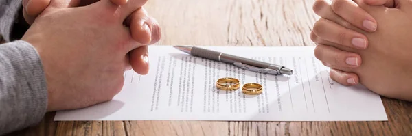 Divorzio Coppia Responsabilita Legale Due Anelli Nozze — Foto Stock