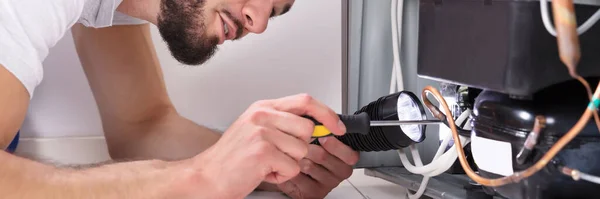 Reparação Aparelho Geladeira Casa Man Fixing Frigorífico — Fotografia de Stock