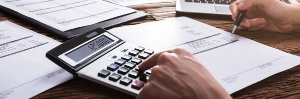 Fiscale Accountant Bereken Finance Invoice Bill Bij Balie — Stockfoto