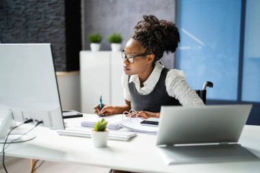 Afro-Amerikan Vergisi E Faturalı Profesyonel Kadın