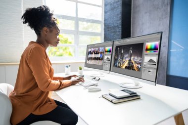 Afrika Grafik Web Tasarımcısı Tasarım Düzenleme Yazılımını Kullanıyor