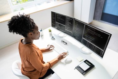 Bilgisayar Programcısı Ofisteki Bilgisayar Kodu Yazıyor