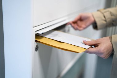 Zarf Belgesi Posta Kutusunda Gönderiliyor. Postane