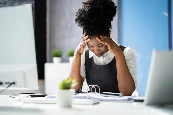 ストレスを感じるアフリカ系アメリカ人従業員女性コンピュータで — ストック写真