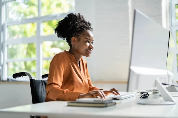 Mulher Negra Afro Americana Usando Computador Trabalhador Com Deficiência — Fotografia de Stock