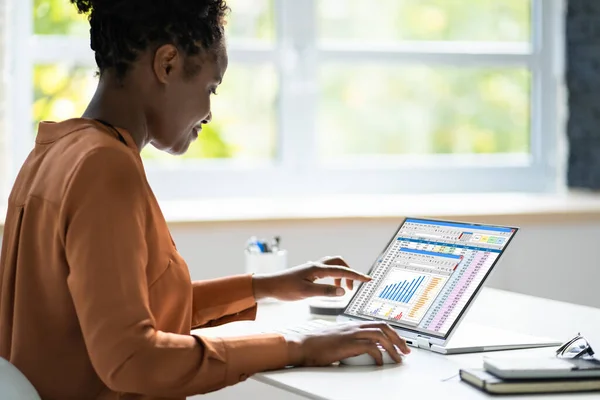 Afroameričtí Auditoři Office Employee Auditor Pomocí Tabulky — Stock fotografie