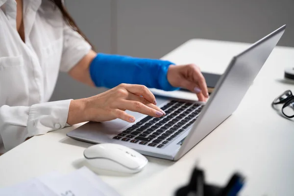 Arbetstagaren Fyller Socialförsäkringsförmåner Och Invaliditetsersättning — Stockfoto