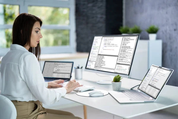 Yazılım Programcısı Veya Yazılımcı Kadın Ofis Bilgisayarını Kullanıyor — Stok fotoğraf