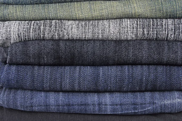 Pila di vari jeans — Foto Stock