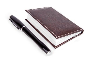 beyaz üzerine izole edilmiş defter ve kalem