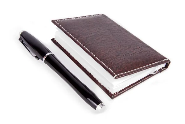 Caderno e caneta isolados sobre branco — Fotografia de Stock