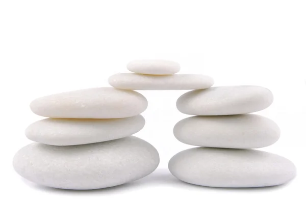 Zen üzerine beyaz izole beyaz taş çakıl — Stok fotoğraf