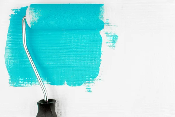 Pared de pintura con rodillo de pintura — Foto de Stock