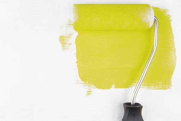 Pared de pintura con rodillo de pintura — Foto de Stock