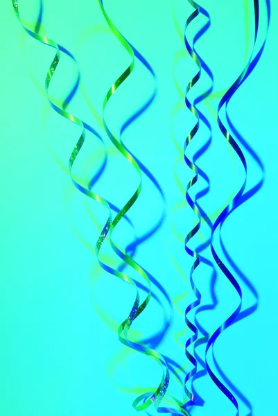 Renkli arka plan üzerinde yılan gibi şerit konfeti — Stok fotoğraf