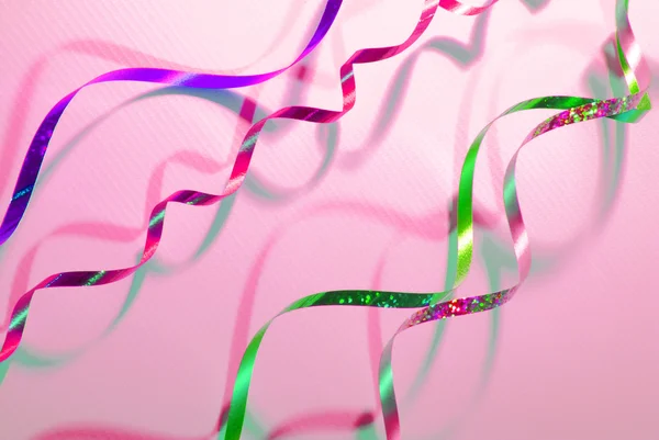 Confetti serpentine lint op kleur achtergrond — Stockfoto