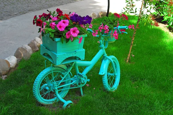 Gartendekoration Mit Fahrrad Mit Blumen Bemalt — Stockfoto