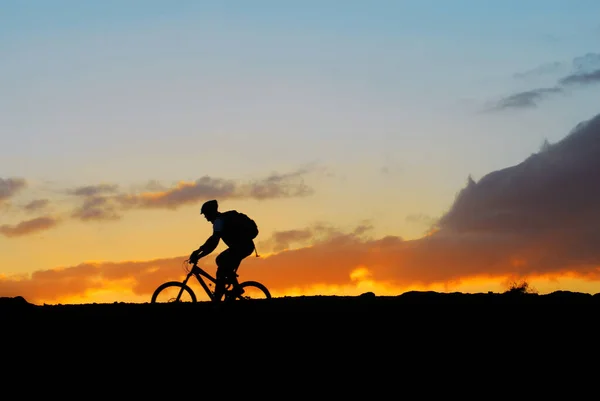 Горный Велосипедист Закате — стоковое фото