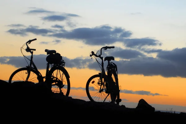 Zwei Fahrräder Berg Sonnenuntergang Landschaft — Stockfoto
