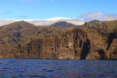 Tenerife Kanarya Adalarındaki okyanus adasında büyük dağlar