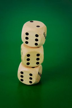 Yeşil arka plandaki zarları kapat