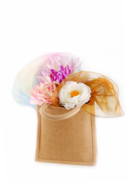 Zblízka Dárkové Tašky Hessian Květinami — Stock fotografie
