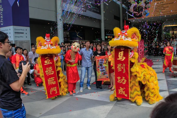 Dragon dance under kinesiska nyåret — Stockfoto