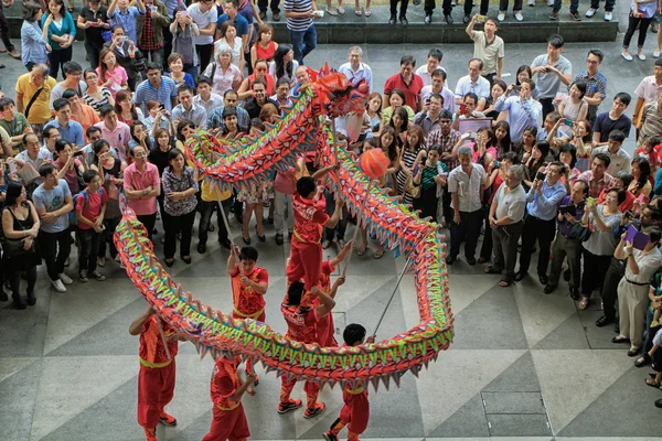 Танец дракона в китайский Новый год — стоковое фото