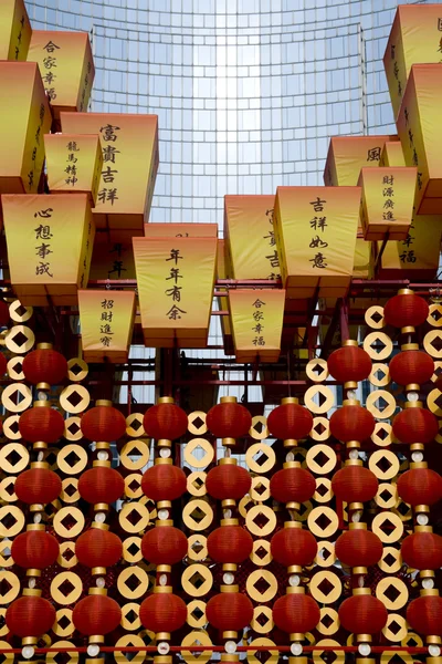 Lanternes rouges décorant le Nouvel An chinois — Photo