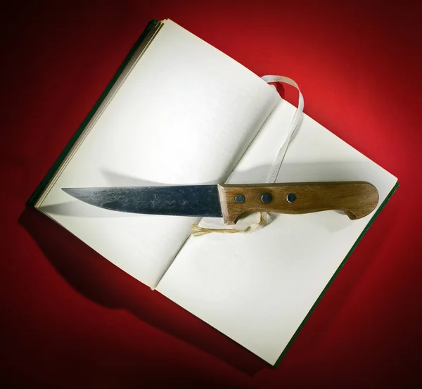 Нож на открытой книге — стоковое фото