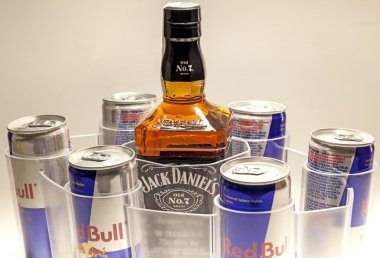 Red Bull kutular ve Jack Daniel'ın viski
