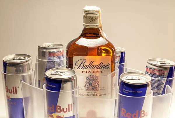 Puszki Red Bull i whisky Ballantine's — Zdjęcie stockowe