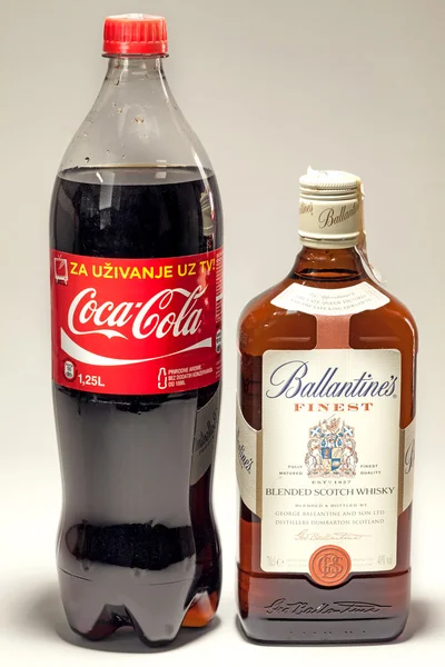 Coca Cola and Ballantine's Whiskey — Stock Photo, Image