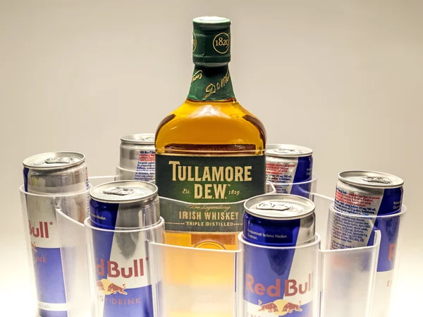 Czerwony byk puszki i whisky tullamore — Zdjęcie stockowe