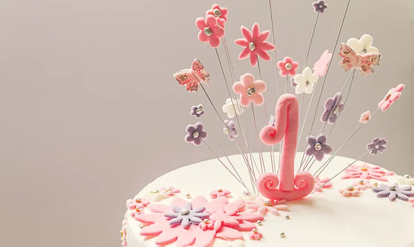 Primer pastel de cumpleaños — Foto de Stock