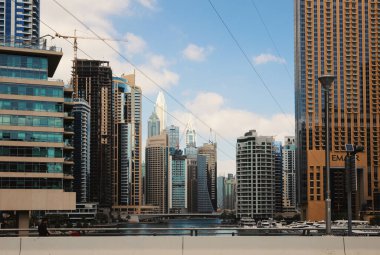 Dubai, Birleşik Arap Emirlikleri - 21 Ocak 2022: Dubai Limanı, gökdelenler ve caddeler ayrıntıları. 