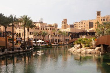 Dubai, Birleşik Arap Emirlikleri - 18 Ocak 2022: Güzel Madinat Jumeirah, gündüz mimarisinin ayrıntıları.