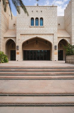 Dubai, Birleşik Arap Emirlikleri - 18 Ocak 2022: Güzel Madinat Jumeirah, gündüz mimarisinin ayrıntıları.