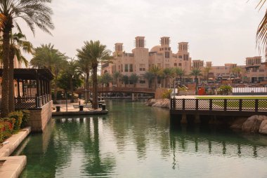 Dubai, Birleşik Arap Emirlikleri - 18 Ocak 2022: Güzel Madinat Jumeirah, gündüz mimarisinin ayrıntıları.
