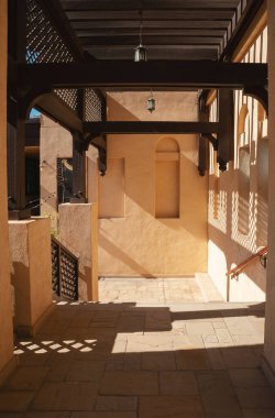 Dubai, Birleşik Arap Emirlikleri - 22 Ocak 2022: Güzel Madinat Jumeirah, gündüz mimarisinin ayrıntıları.