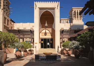 Dubai, Birleşik Arap Emirlikleri - 22 Ocak 2022: Güzel Madinat Jumeirah, gündüz mimarisinin ayrıntıları.