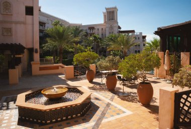 Dubai, Birleşik Arap Emirlikleri - 22 Ocak 2022: Güzel Madinat Jumeirah, gündüz mimarisinin ayrıntıları.