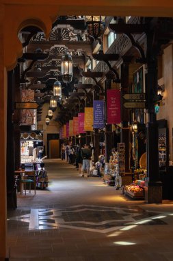 Dubai, Birleşik Arap Emirlikleri - 22 Ocak 2022: Madinat Jumeirah 'daki Güzel Pazar, gündüzleri iç mekan ayrıntıları. 