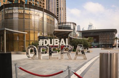 Dubai, Birleşik Arap Emirlikleri - 19 Ocak 2022: Dubai Operasının dışı, gündüz ana giriş. 