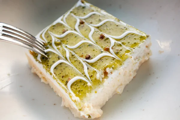 Porzione Torta Del Ristorante Iraniano Servita Piatto Bianco — Foto Stock