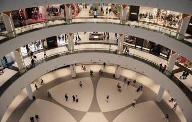 Dubai, Birleşik Arap Emirlikleri - 19 Ocak 2022: Dubai AVM 'nin içi, bir sürü moda dükkanı, restoran ve köpekbalıklarıyla dolu büyük bir akvaryum ve diğer nadir görülen balıklar. 