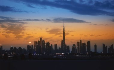Dubai, Birleşik Arap Emirlikleri - 18 Ocak 2022: Dubai şehri ve geceleyin Burj Halife, otomobilden izlendi. 