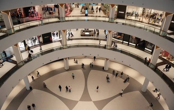 Dubai, Birleşik Arap Emirlikleri - 19 Ocak 2022: Dubai AVM 'nin içi, bir sürü moda dükkanı, restoran ve köpekbalıklarıyla dolu büyük bir akvaryum ve diğer nadir görülen balıklar. 