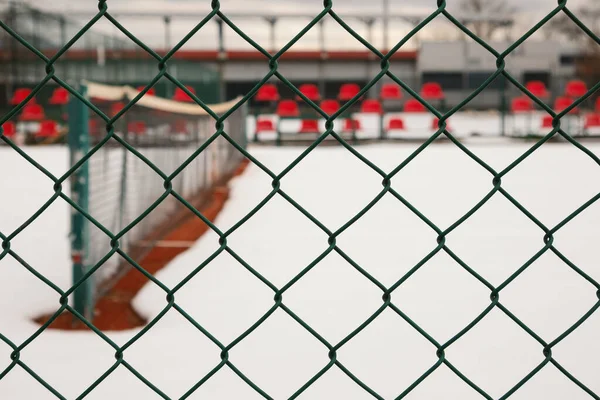 冬の間の空のテニスコートの有線フェンスのクローズアップビュー — ストック写真